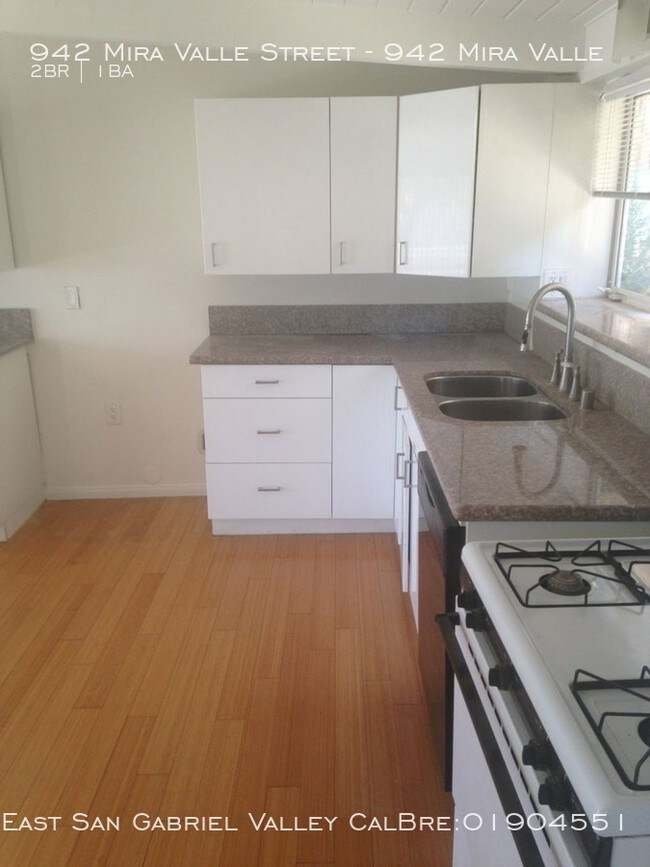 Building Photo - 942 Mira Valle St