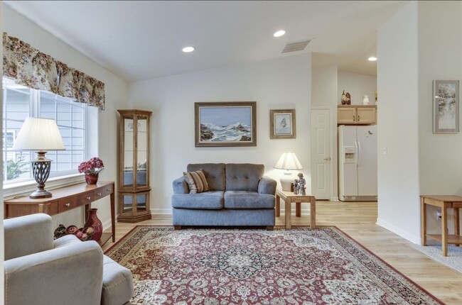 Den faces front and street - 2165 NW Canyon Dr