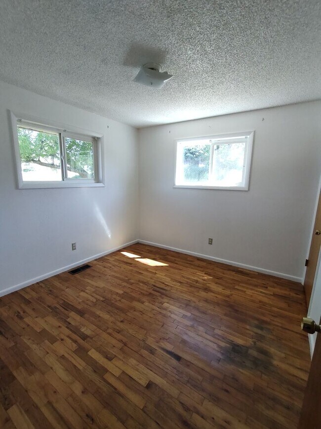 Building Photo - 3 Bedroom 1 Bath- House