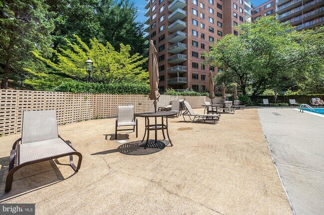 Foto del edificio - 4201 Cathedral Ave NW