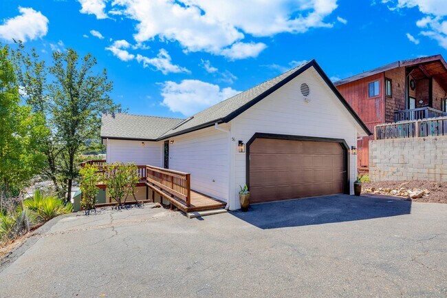 Foto del edificio - Charming Newly Remodeled 2 Bedroom Home in...