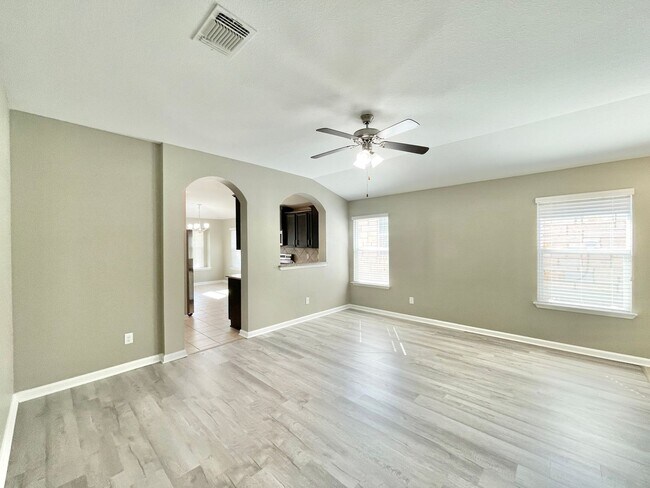 Foto del edificio - Viewable March 25th!