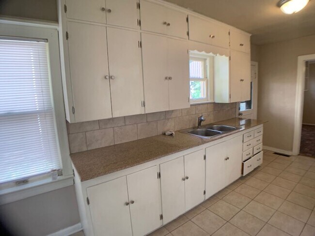 Foto del edificio - Huge 3 Bedroom OKC - Great Neighborhood