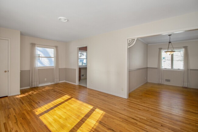 Building Photo - 316 Willard St W