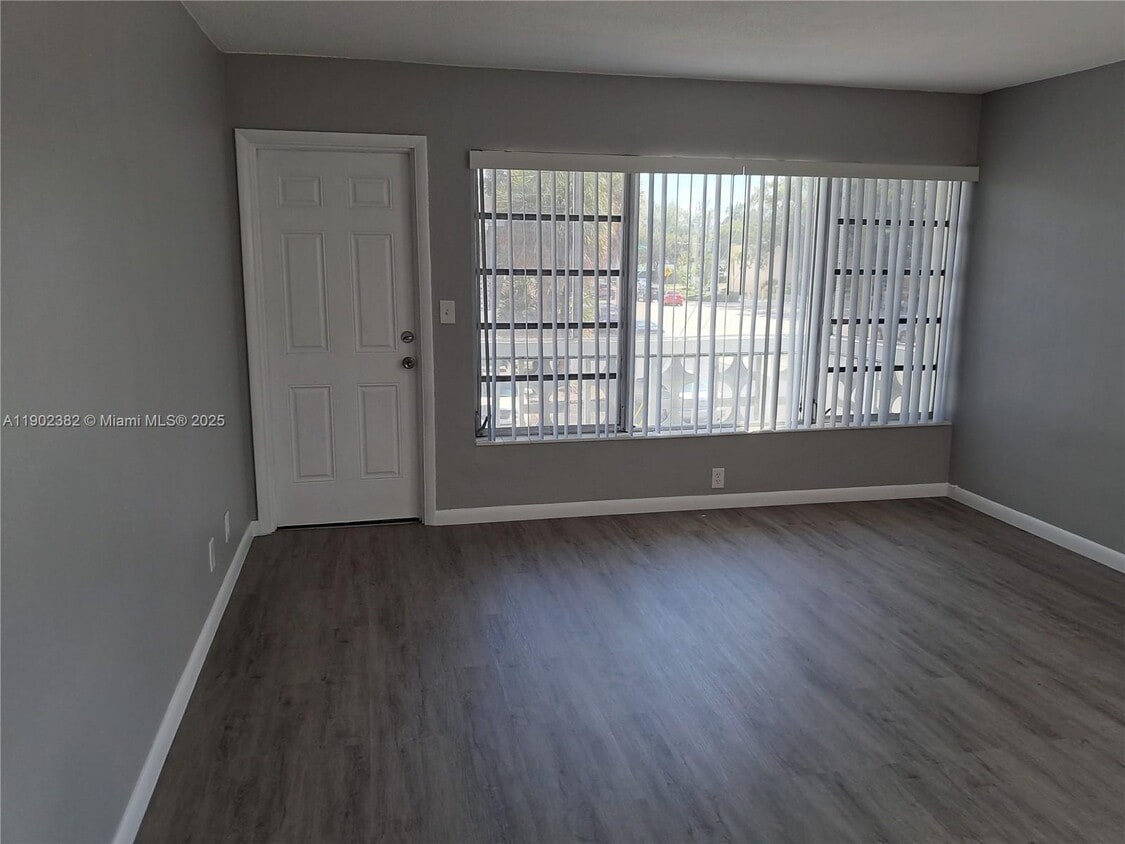 Foto principal - 16701 NE 14th Ave