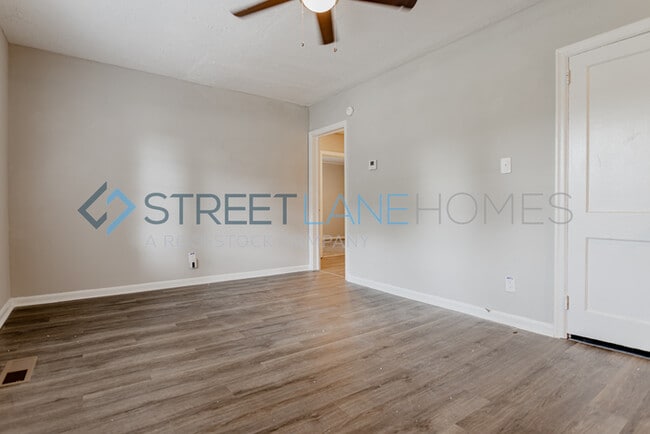 Building Photo - HOLIDAY SPECIAL! SIGN A LEASE BY NOVEMBER ...