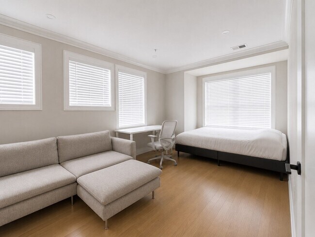 Foto del edificio - 13 Greylock Rd
