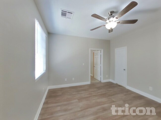 Building Photo - 9827 W Spinnaker Creek Ave