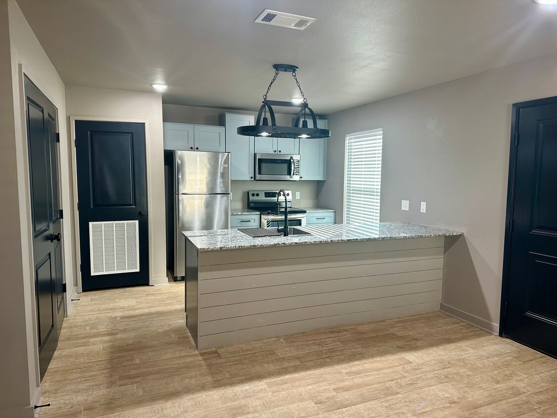 Building Photo - 2 Bedroom, 2 Bathroom Duplex with parking ...