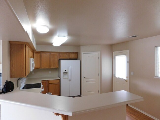 Building Photo - Spacious Duplex in Irish Walk