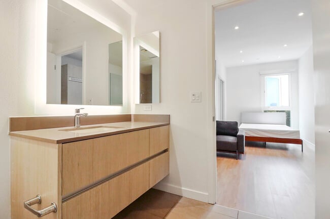 Building Photo - Concourse