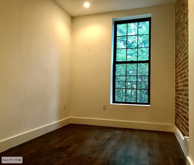 Building Photo - 558 Kosciuszko St
