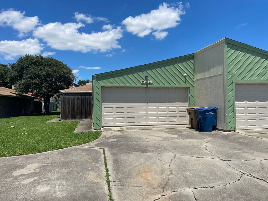 Primary Photo - This spacious 3-bedroom, 2-bathroom apartment