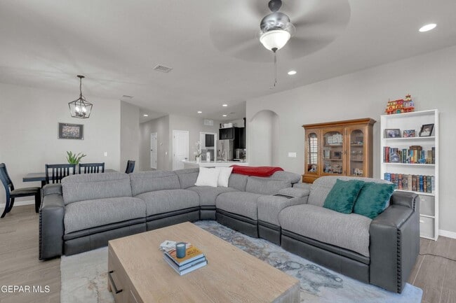 Building Photo - East El Paso 3 bed Refrig A/C