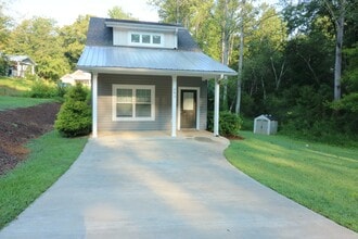 Building Photo - 383 E Woodland Dr