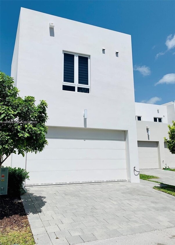 Foto principal - 6417 NW 105th Ct