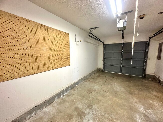 Building Photo - Renovated 3 Bedroom 2 Bath in Hendersonvil...