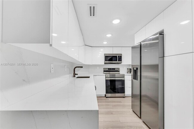 Building Photo - 300 Bayview Dr
