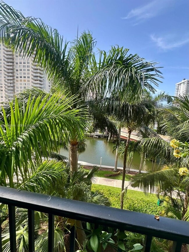 Foto del edificio - 17150 N Bay Rd