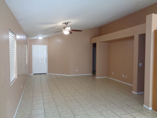 Foto del edificio - Cozy 3 bedroom home in Goodyear! Large bac...