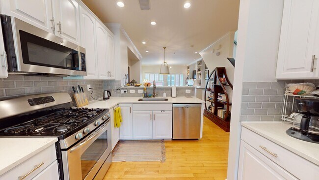 Building Photo - U Street Three Bedroom Townhouse W/Garage ...