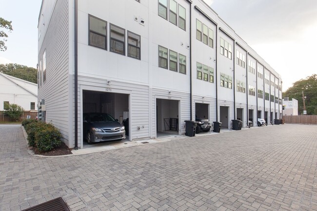 Building Photo - Beautiful 2bd/2.5ba Contemporary Townhome ...