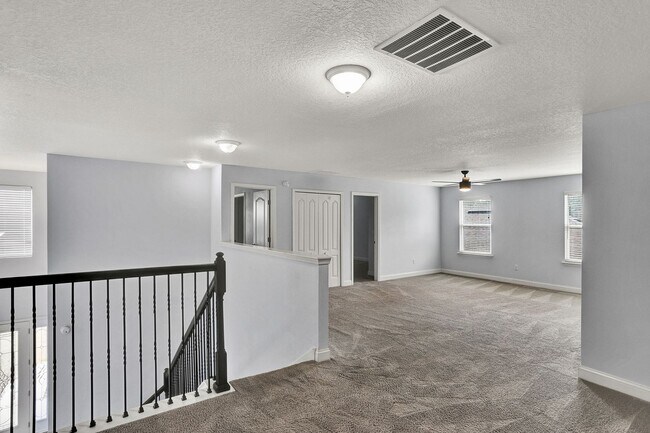 Foto del edificio - Beautiful 5/4 Home with Over 4k sqft, Fenced in Yard & 3 Car Garage! Pet friendly!