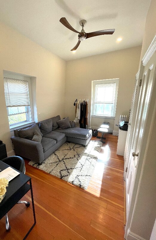 Foto del edificio - 81 Lloyd Ave