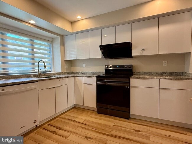Building Photo - 5545 Doral Dr