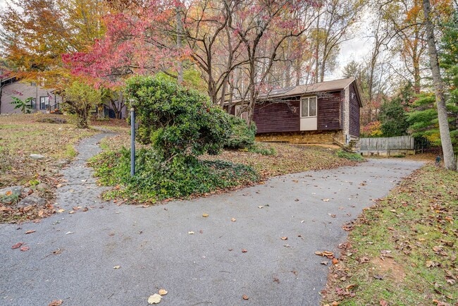 Foto del edificio - Large home in a beautiful setting close to...