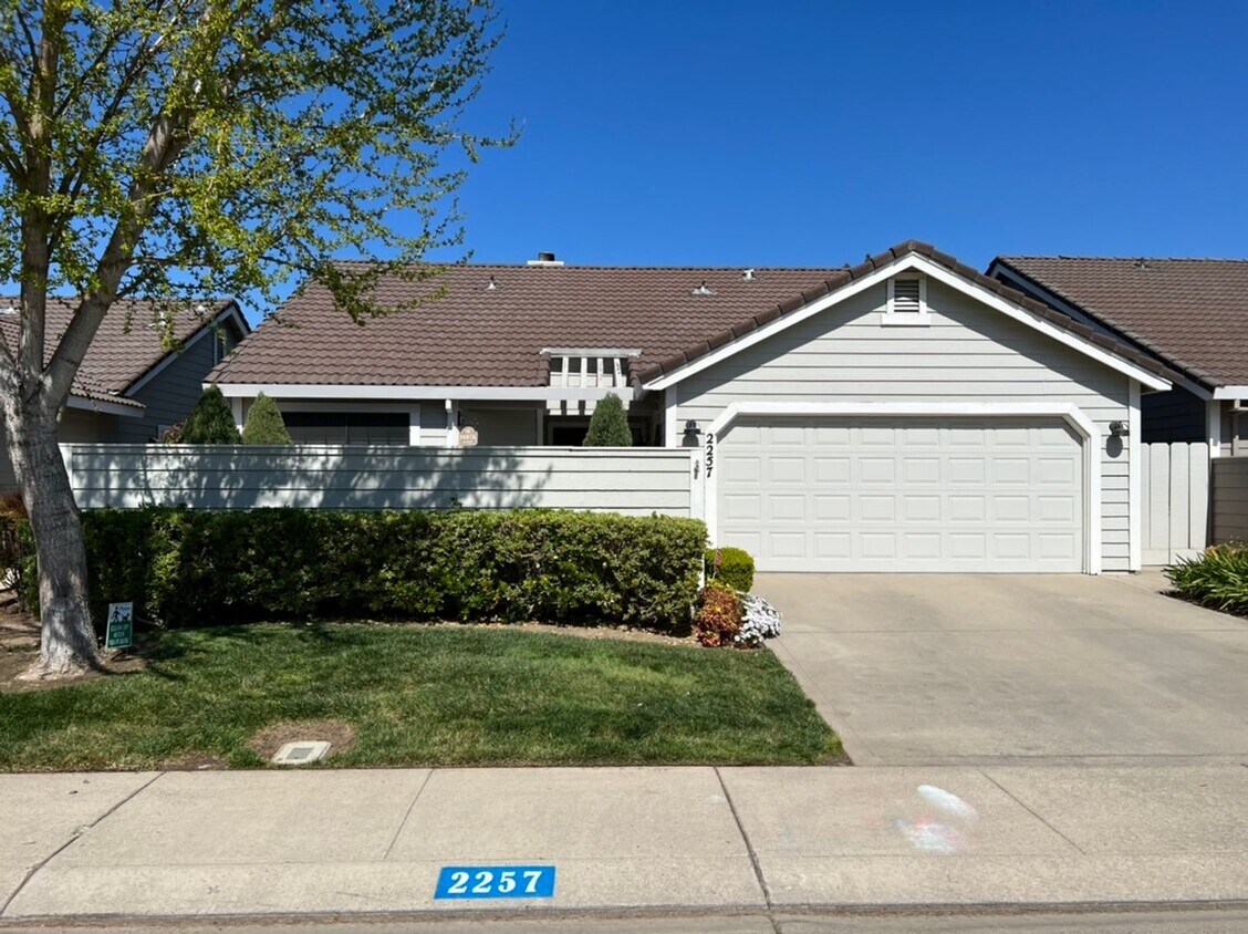 Foto principal - 3 bedroom in desirable Regency Park!