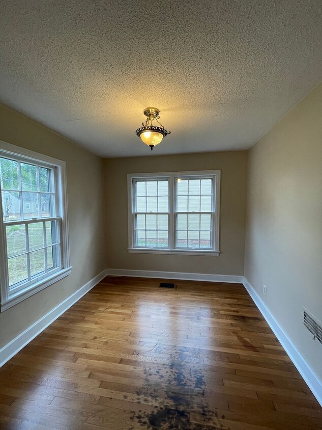 Primary Photo - Centrally Located 3/1