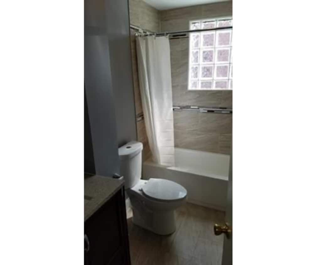 Building Photo - 444 Main St