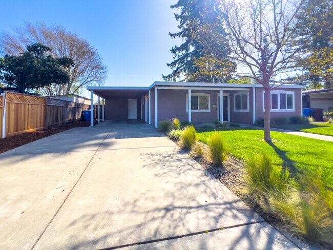 Foto del edificio - Beautiful Three Bedroom Bungalow in Pueblo...