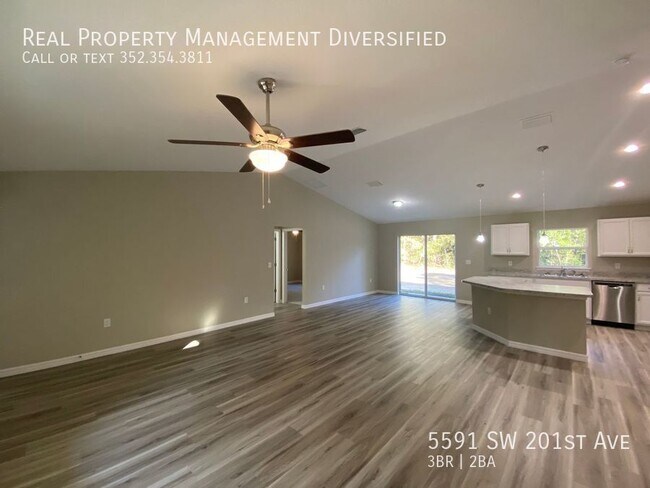 Foto del edificio - Custom Home - Desirable Dunnellon Neighbor...