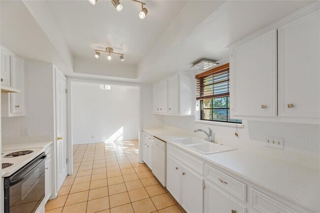 Foto del edificio - 13406 Effingham St