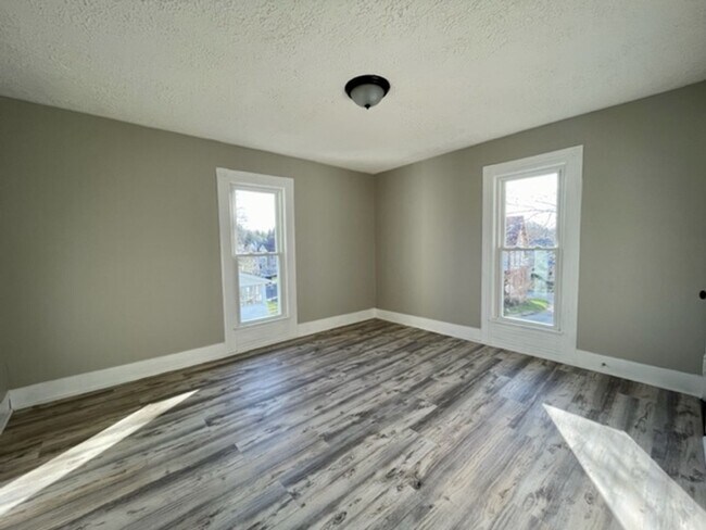 Building Photo - SPACIOUS 2 Story, 2 Bedroom Available