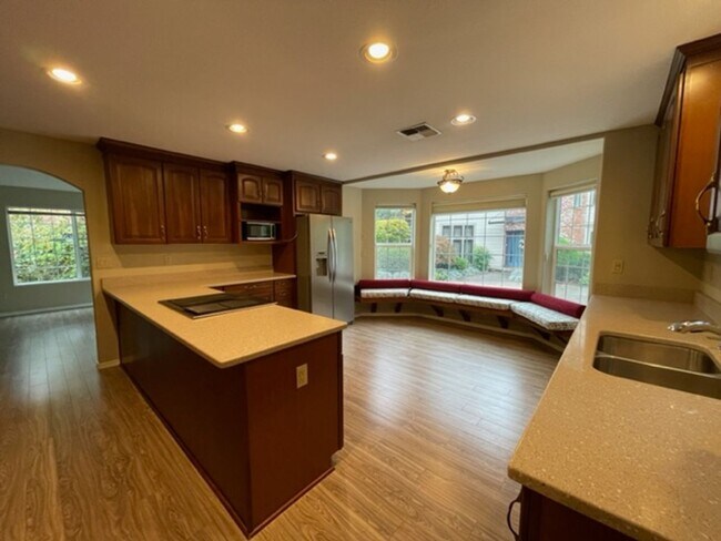 Building Photo - Wonderful Dunthorpe Carriage House with ac...