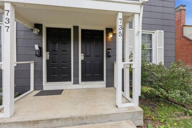 Building Photo - 735 E Mithoff St