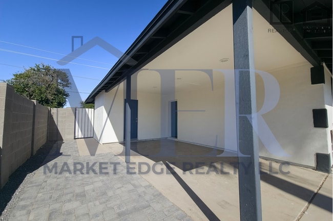 Foto del edificio - 4Bed/2Bath House at University/Dobson--Complete Remodel w/Pool!