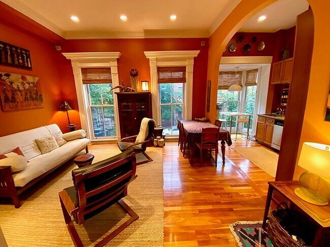 Foto del edificio - "Charming 2-Bed Haven with Gleaming Hardwo...