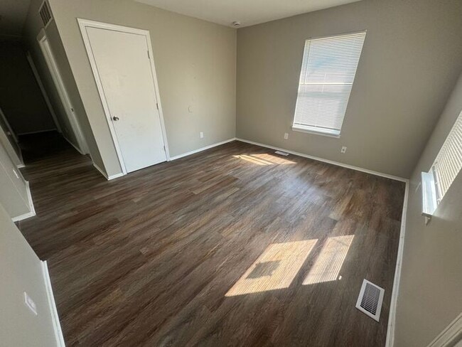 Building Photo - Freshly renovated 3bed/1bath!!