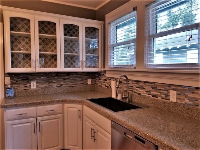 Building Photo - Updated 2 bedroom home with bonus room and...