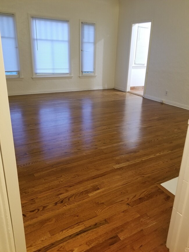 Building Photo - 400 N Orange Grove Ave