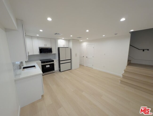 Building Photo - 10623 Stanwin Ave