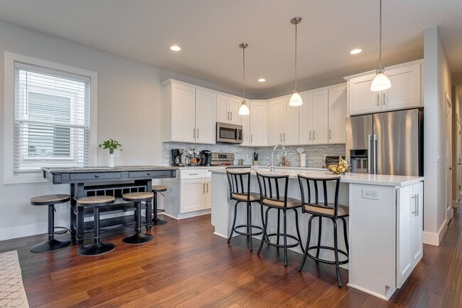 Building Photo - Available Now! 4 Bed, 3.5 Bath, Convenient...