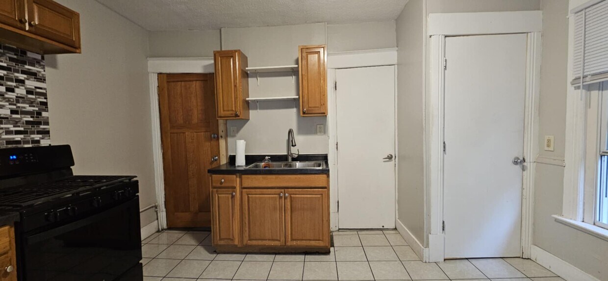 Primary Photo - 585 Case Ave