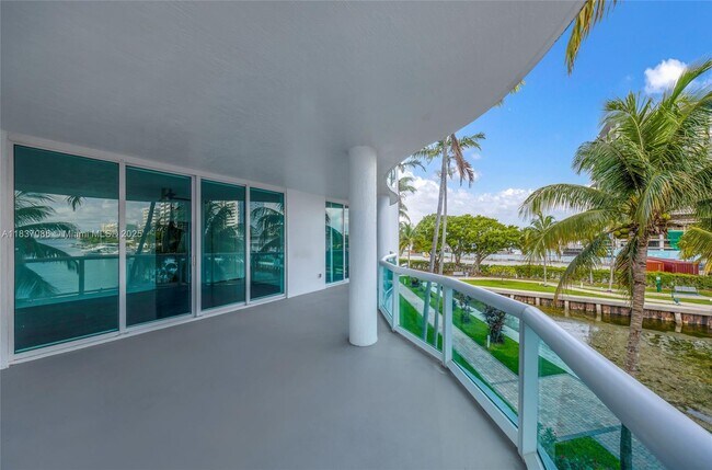 Foto del edificio - 7914 Harbor Island Dr