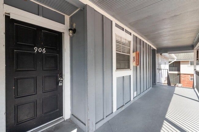 Foto del edificio - 200 Country Club Dr