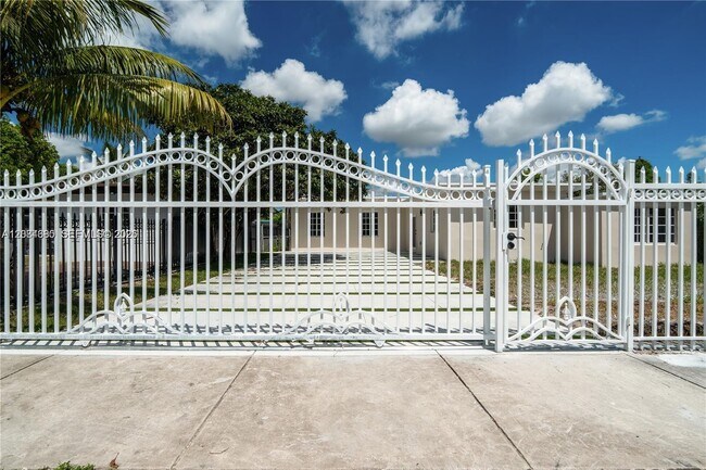 Foto del edificio - 323 NW 104th Terrace